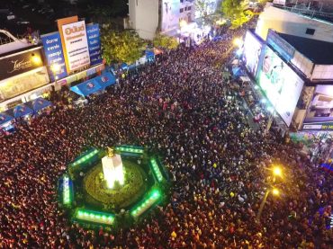 คลื่นมนุษย์ถนนข้าวเหนียว