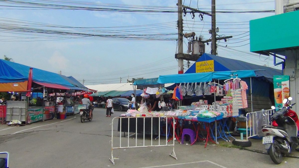 ตลาดสดบ่อบัว โซนลานกางเต็นท์