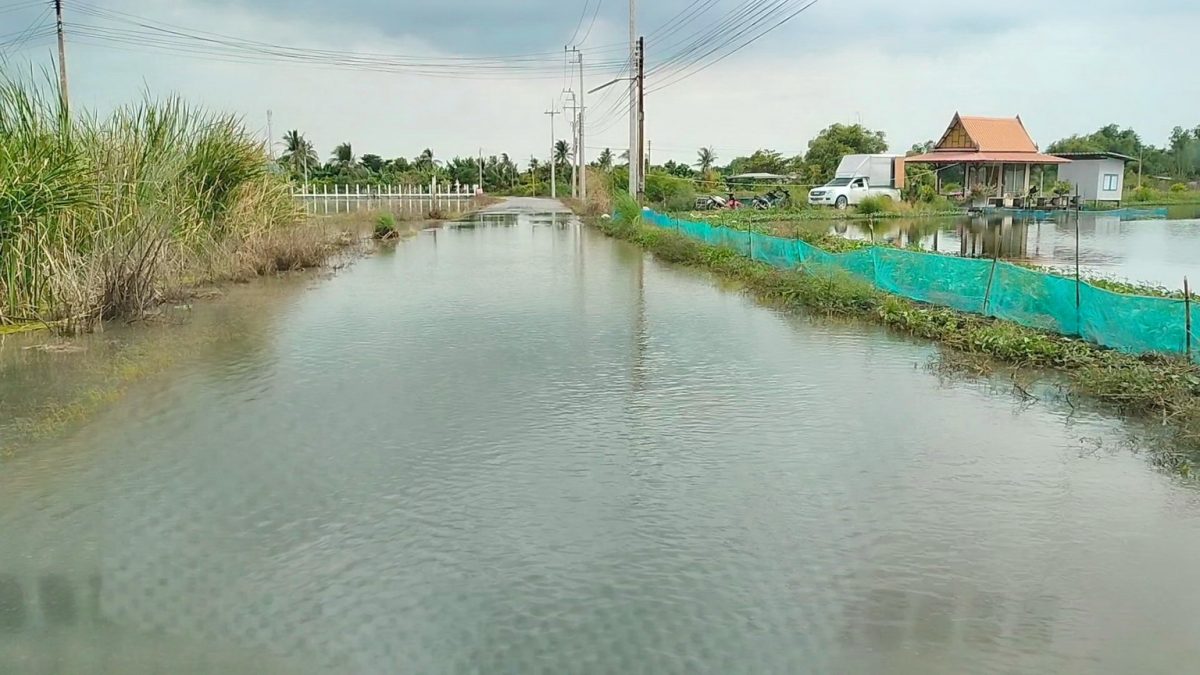 ท้องถนนกลายเป็นพื้นที่รับน้ำจากเมืองกรุง