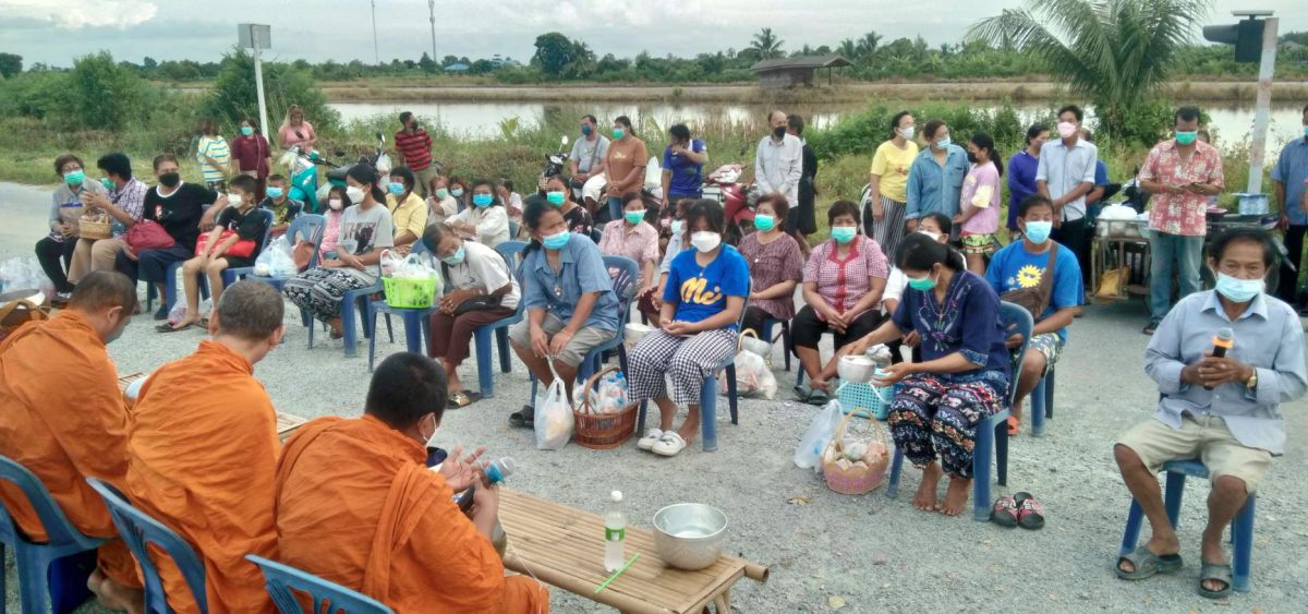 ชาวบ้านจัดพิธีทำบุญ