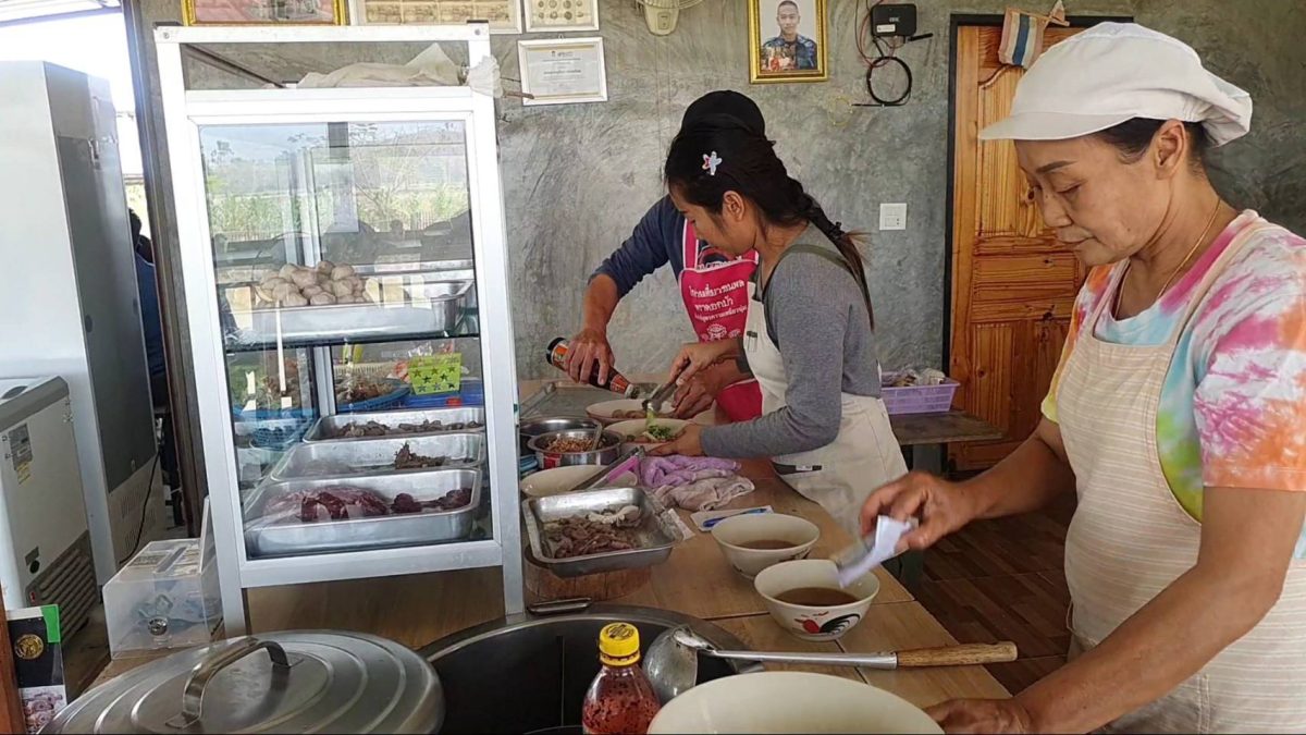 พะเยา ร้านก๋วยเตี๋ยวโบราณกลางโต้ง ฟินกับบรรยากาศ ลูกค้าแห่อุดหนุนแน่นทุกวัน