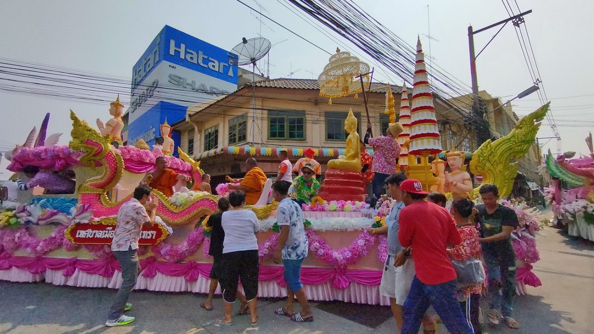 ทำบุญรับน้ำมนต์ถึงหน้าบ้าน