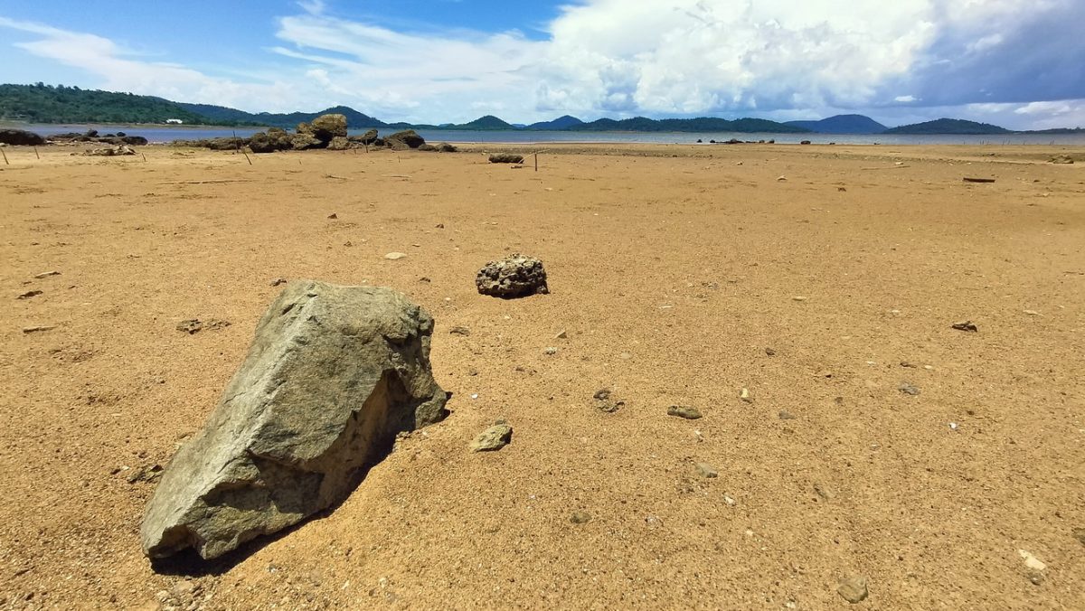 มีโขดหินและหาดทรายโผล่พ้นน้ำ