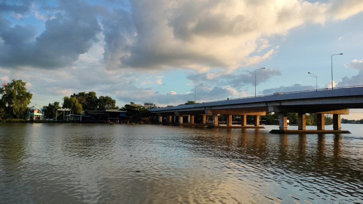 จ่อโดดสะพานข้ามแม่น้ำ