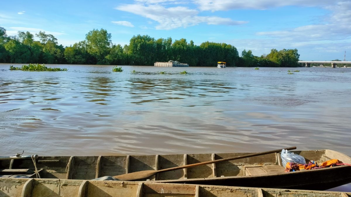 เรือร้านอาหารพยายามเข้าประคอง