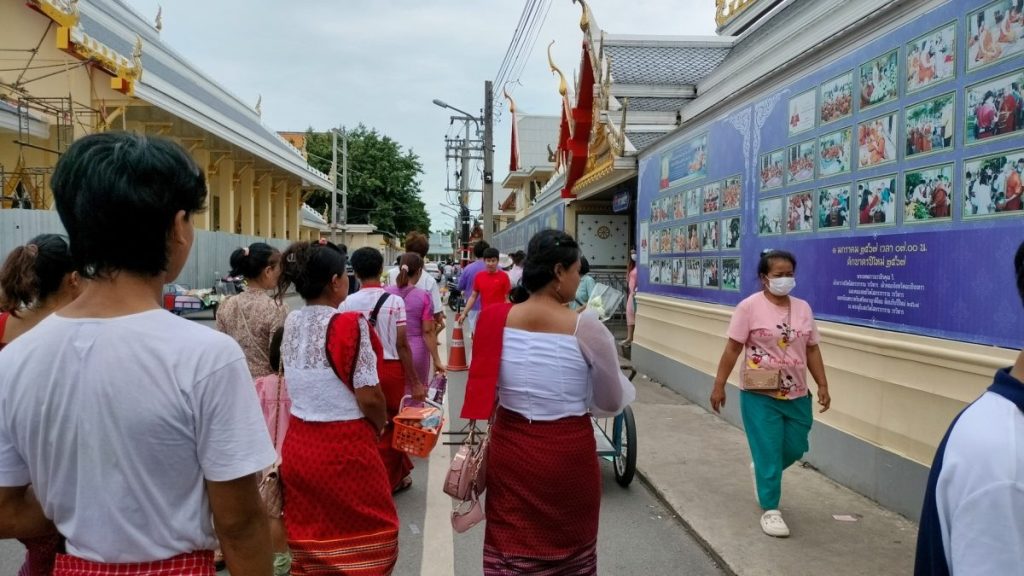 เดินเข้าพระวิหารไม่ขาดสาย