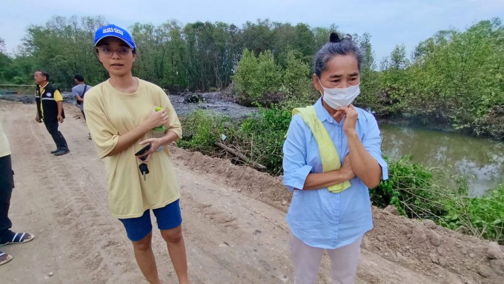 แม่และน้องสาว ดูที่เกิดเหตุ