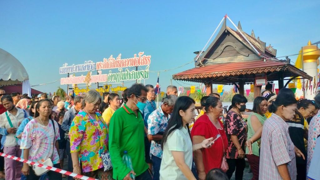 ผู้คนนับพันรอขบวนเรือแห่เทียบท่า