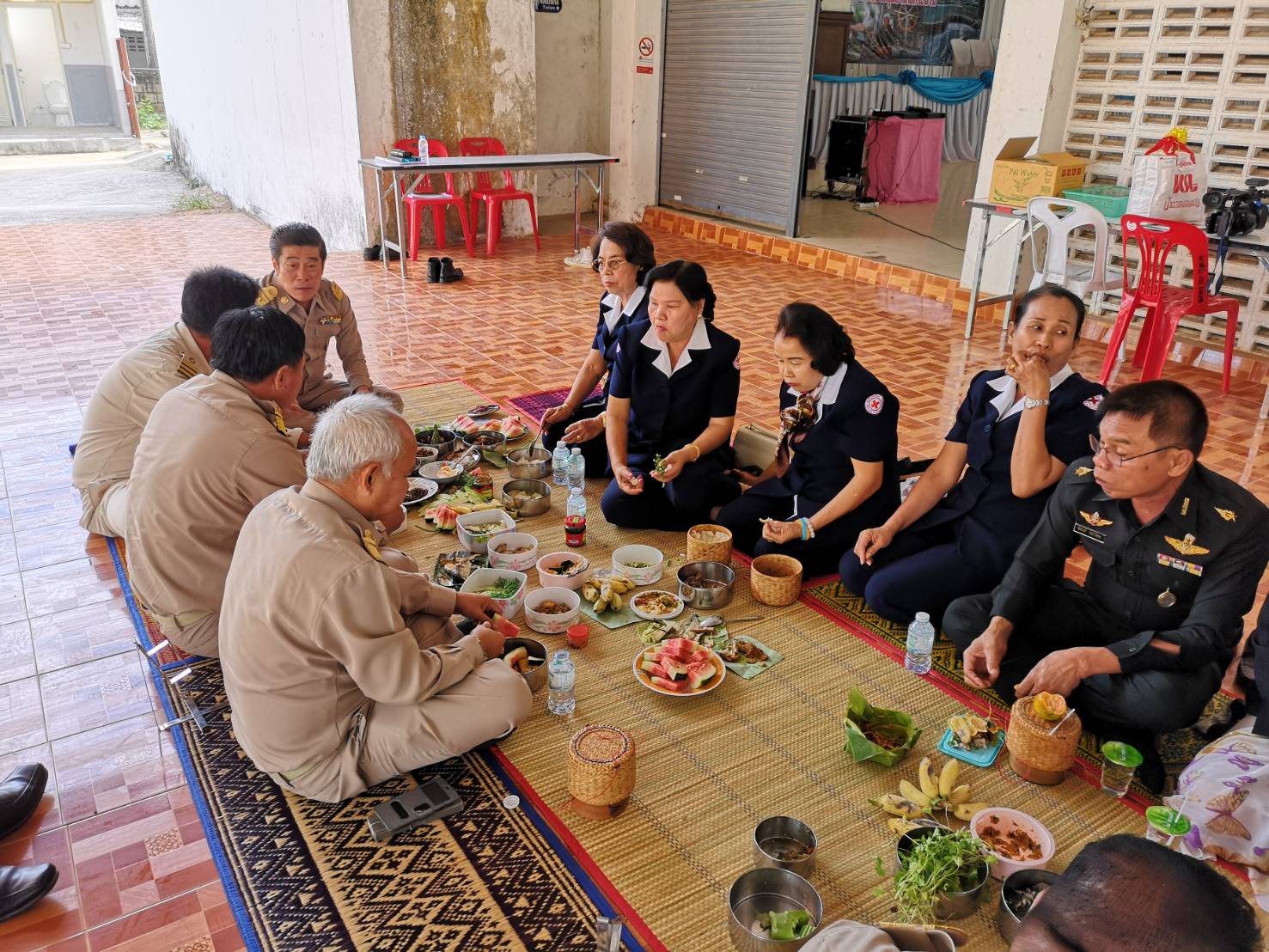 อำเภอกระนวนจัดกิจกรรมหิ้วปิ่นโต ล้อมวงกินข้าวร่วมกัน - 77 ข่าวเด็ด