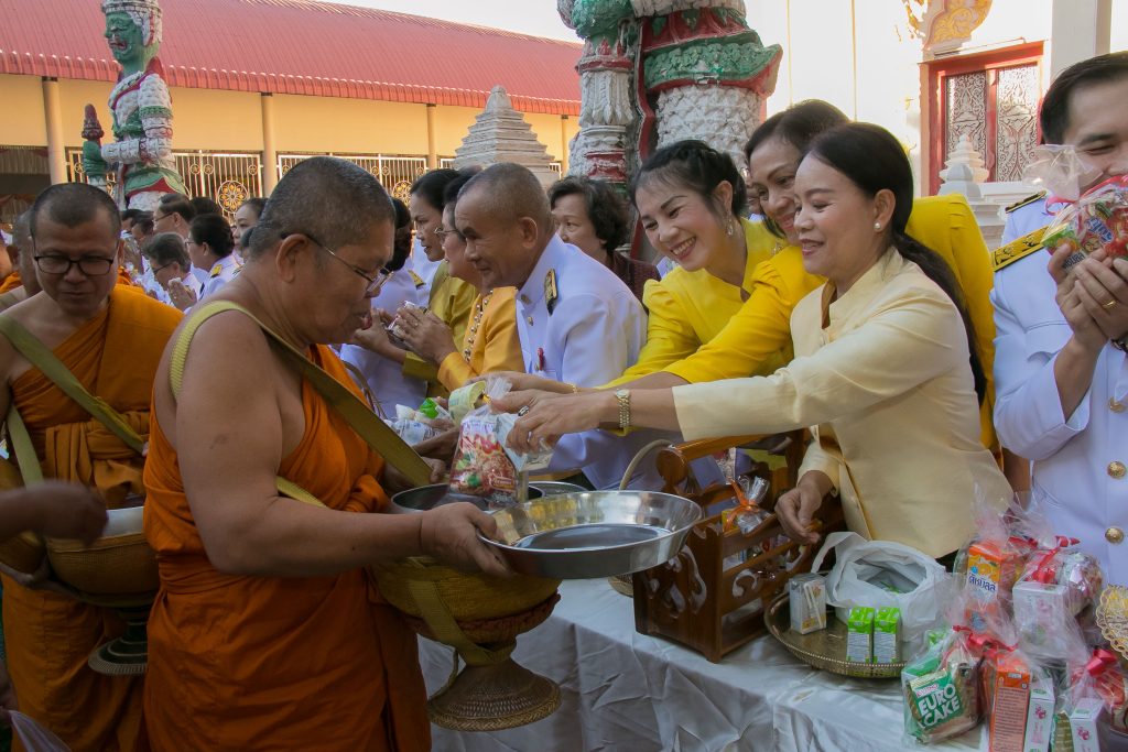 มหาสารคาม-ตักบาตร-รัชกาลที่9-วันพ่อแห่งชาติ-วันชาติ-วัดมหาสารคาม-เสื้อเหลือง